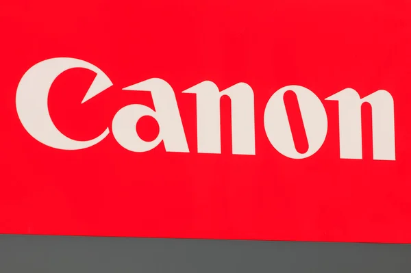 Logotipo Canon no sinal na entrada do escritório da empresa Canon Switzerland AG — Fotografia de Stock