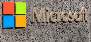 Taş duvarda Microsoft logo türü