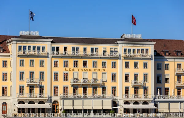 Velký Hotel Les Trois Rois staví fasádu — Stock fotografie