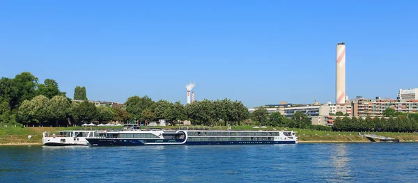 Wikinger alruna und Lawinenbilder ii Schiffe am Pier in basel — Stockfoto