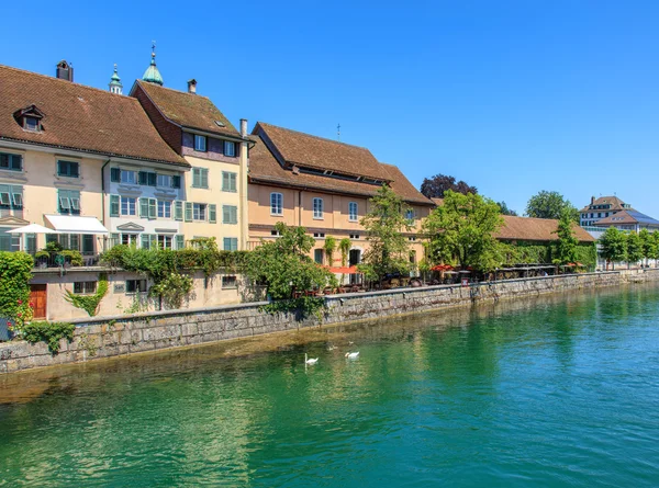 Bâtiments le long de la rivière Aare à Soleure, Suisse — Photo