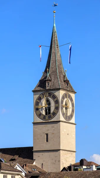 Torre do relógio da Igreja de São Pedro em Zurique, Suíça — Fotografia de Stock