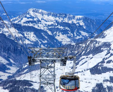 Rotair teleferik teleferik başlık Sw Mt. Titlis üzerinden aşağı doğru