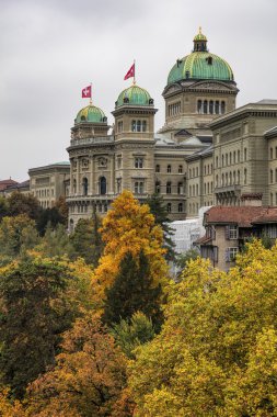 Bulutlu bir günde sonbaharda bina İsviçre federal Palace