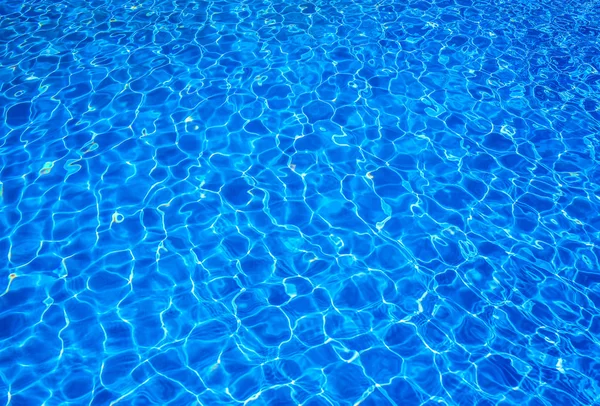 Agua soleada en una piscina de agua — Foto de Stock