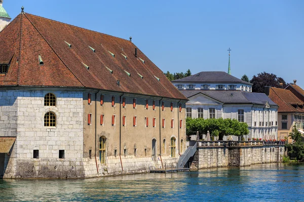 Byggnader längs floden Aare i Solothurn — Stockfoto