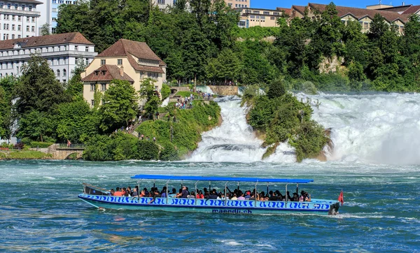 Perahu di Air Terjun Rhine di Swiss — Stok Foto