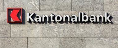 Kanton Schwyz işareti taştan bir duvar üzerinde bankanın