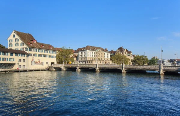 Zürih cityscape rudolf brun köprü ile — Stok fotoğraf