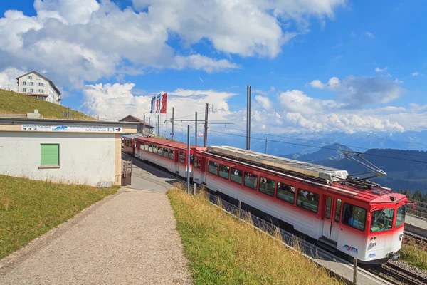 Train quittant la gare au sommet du Mt. Rigi — Photo