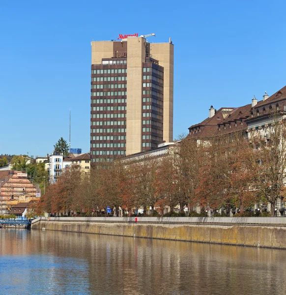 Vista sobre o rio Limmat e o edifício do hotel Mariott — Fotografia de Stock