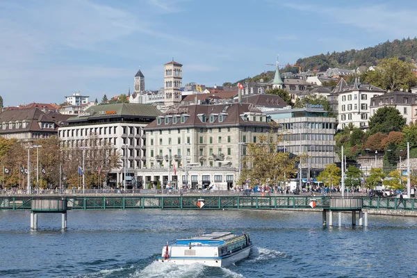 Zurich, vue sur la place centrale de l'autre côté du Limmat — Photo
