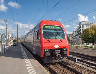 Zürih tren istasyonu'na gelen bir tren başlığa
