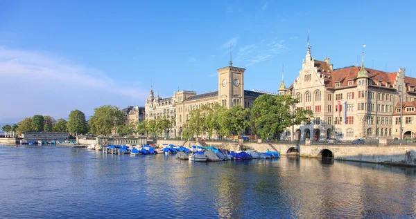 Zürih cityscape - görünüm Stadthausquai iskele üzerinde — Stok fotoğraf