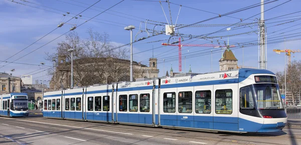 Tram sul ponte Bahnhofbrucke a Zurigo — Foto Stock