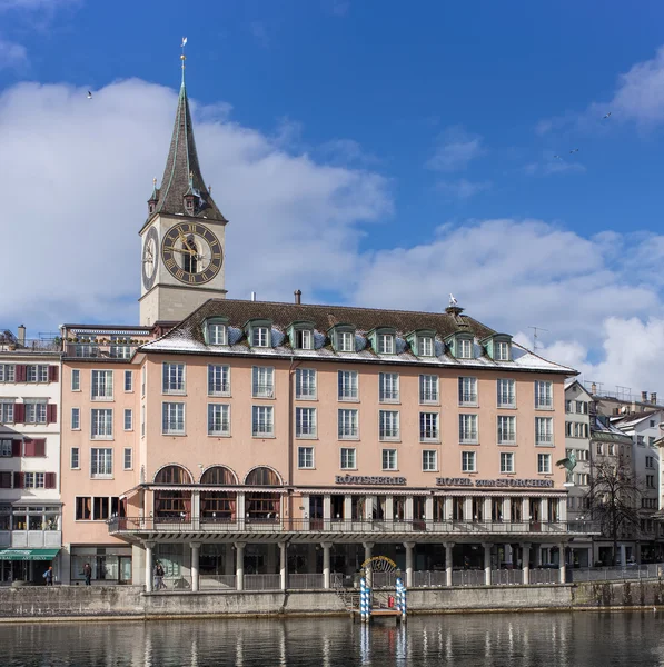 St. Peter Church and hotel zum Storchen in Zurich — Stock Photo, Image