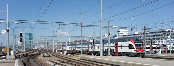 Вид с платформы центрального железнодорожного вокзала Цюриха — стоковое фото
