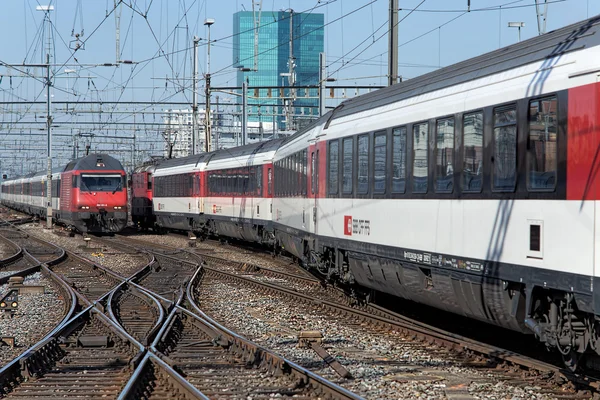 Поезда на центральном железнодорожном вокзале Цюриха — стоковое фото