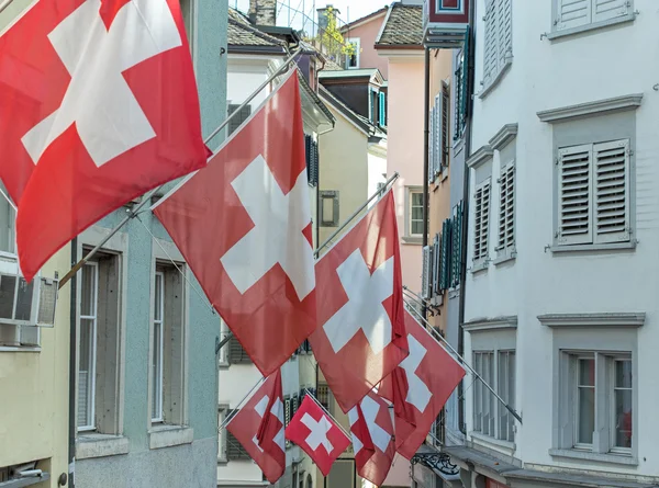 チューリッヒの街でスイスのフラグ — ストック写真