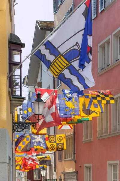 Vlajky v Curychu staré město — Stock fotografie