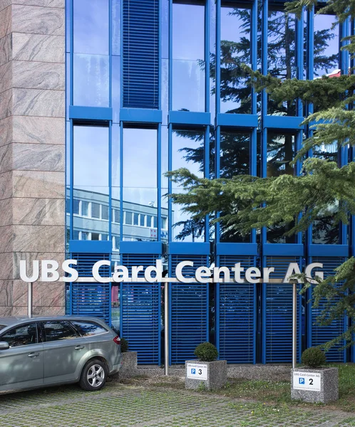 Парковка в офисе UBS Card Center AG — стоковое фото