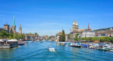 Zürih, yaz Limmat Nehri boyunca görünümü