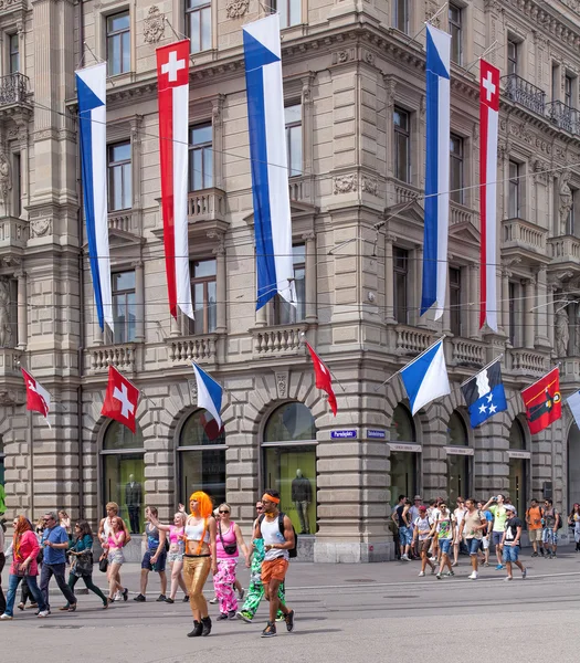 Účastníci Zurichu Street Parade na náměstí Paradeplatz — Stock fotografie