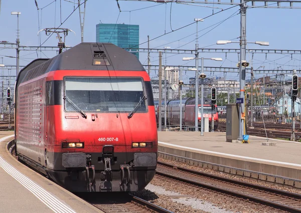 Tren que entra en la estación principal de Zurich — Foto de Stock