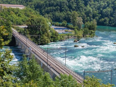 Rhine Falls, Ren Nehri üzerinde köprü.