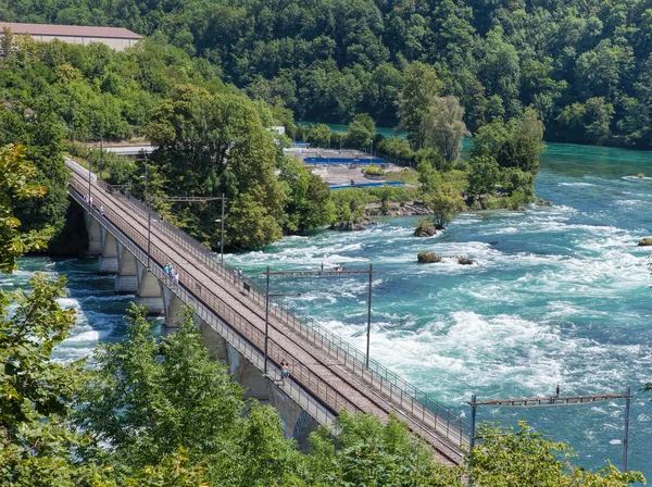 Bro över floden Rhen på Rhen Falls. — Stockfoto