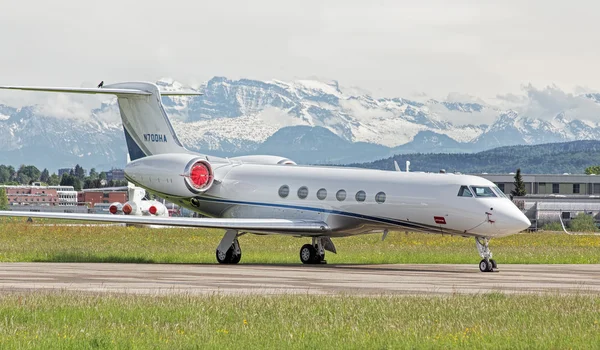 Jet i Zürichs flygplats — Stockfoto