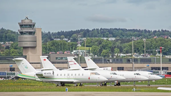 Jets i Zurich Kloten flygplatsen — Stockfoto