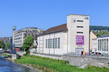 Zürih'te Sihl Nehri boyunca binalar