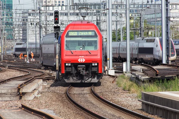 Treno in arrivo alla stazione centrale di Zurigo — Foto Stock