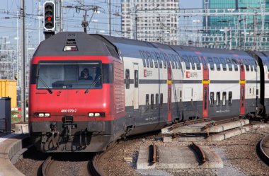 Zürih ana tren istasyonu'na gelen tren