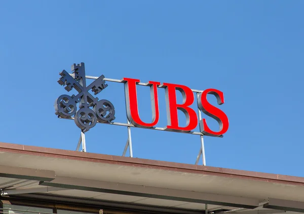 Логотип UBS на верхней части офиса UBS — стоковое фото