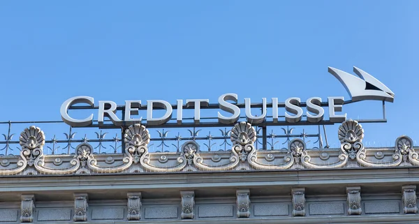 Логотип Credit Suisse на верхней части офиса Credit Suisse — стоковое фото