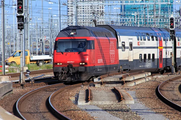 Zürih ana tren istasyonu'na gelen tren