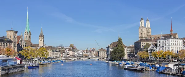 Vista ao longo do rio Limmat em Zurique — Fotografia de Stock