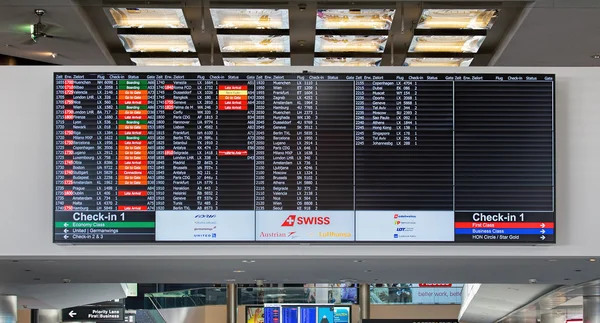 Arrival-Departure board in the Zurich Airport — Stock Photo, Image