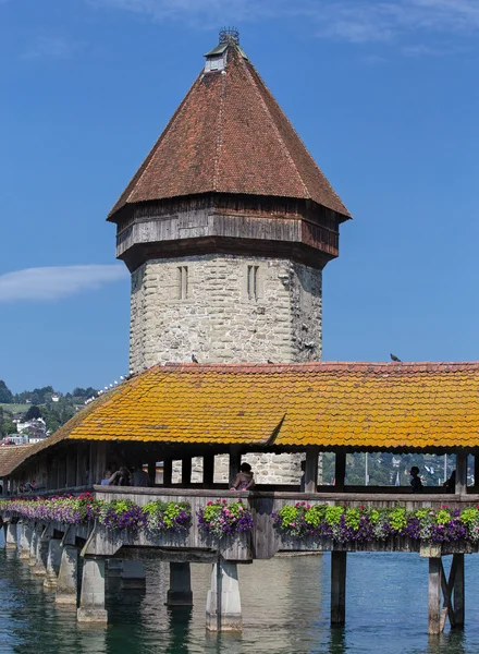 Bron Kapellbrücke och vattentornet i Luzern — Stockfoto