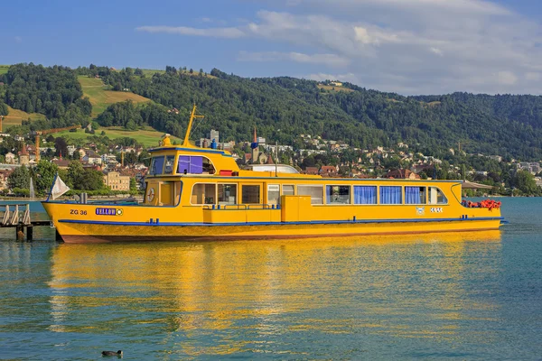 Barco amarillo en el lago Zug —  Fotos de Stock