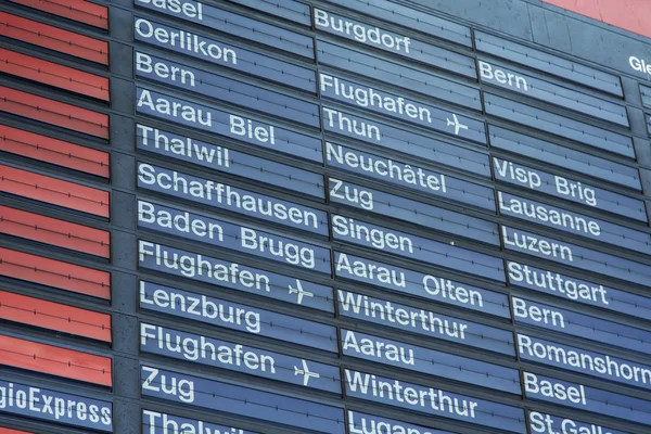 Arrival-Departure board of the Zurich main railway station — Stock Photo, Image