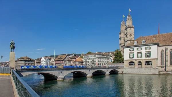 Puente Munsterbrucke en Zurich — Foto de Stock
