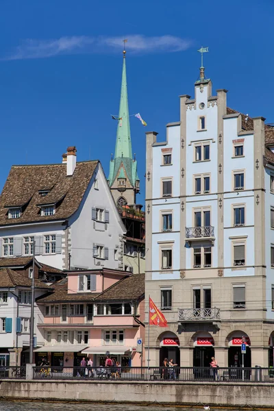 Gebouwen op de Limmatquai kade in Zürich — Stockfoto