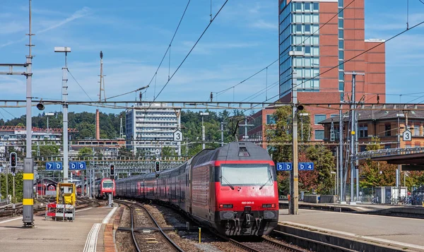 Treno in partenza dalla stazione centrale di Winterthur — Foto Stock