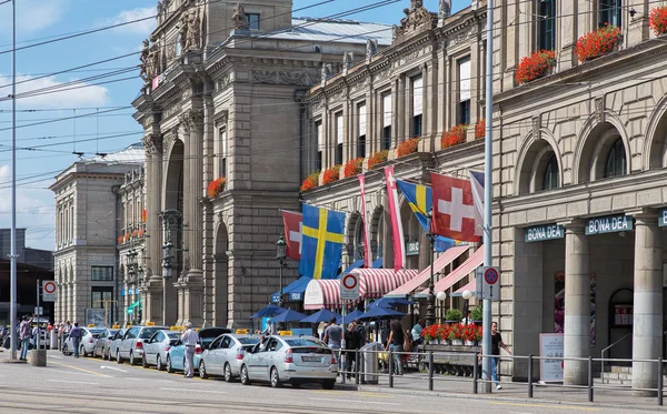 Samochody taxi na dworcu głównym w Zurychu — Zdjęcie stockowe