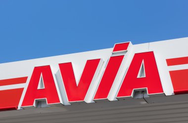 Akaryakıt istasyonu çatısında Avia işareti
