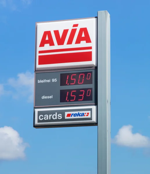 Avia teken met brandstofprijzen op het tankstation — Stockfoto