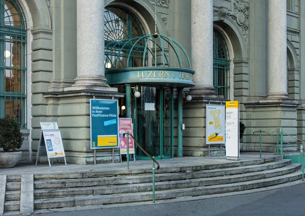 Ingången till Luzern postkontor — Stockfoto